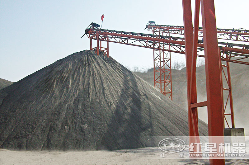 大量機(jī)制砂生產(chǎn)現(xiàn)場