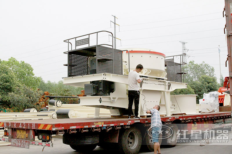 客戶河卵石制砂機裝車發貨現場