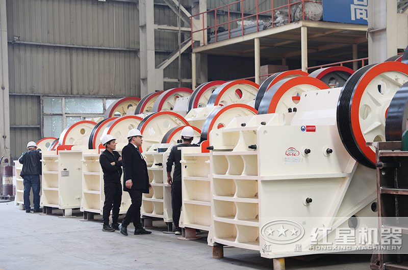客戶來廠參觀柴油機帶的顎式破碎機